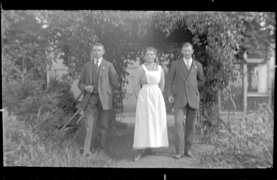 GN4041 Twee mannen en een vrouw in de tuin van Villa Anna; ca. 1914