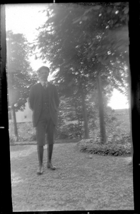 GN4049 Een jongen in de tuin (bij Villa Anna?); ca. 1916