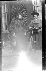 GN4059 Twee dames met een fiets en een hond; ca. 1910
