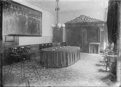 GN5021 De raadzaal in het stadhuis van Brielle; ca. 1920