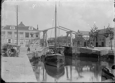 GN5042 Schepen langs de Turfkade, op de achtergrond Hotel De Doelen; ca. 1920
