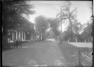 GN5057 Kijkje op Hotel de Man, op de achtergrond de pastorie; ca. 1920