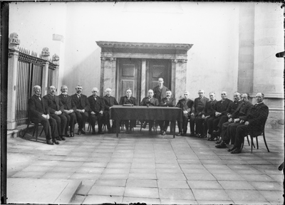 GN5070 Groepsfoto van de kerkenraad tijdens een vergadering; ca. 1920