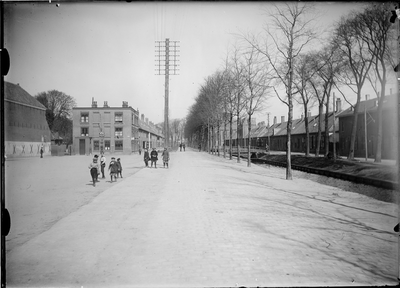 GN5081 Kijkje op het postkantoor en de barakken; ca. 1920