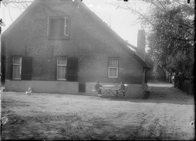 GN5101 Twee kinderen voor de boerderij bij de Rondewei; ca. 1920