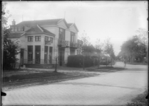 GN5115 Kijkje op de Stationsweg of Donselaar in Oostvoorne; ca. 1920