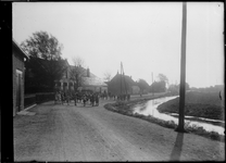 GN5153 Kinderen bij de Openbare Lagere School langs de Oostdijk bij de Vlotbrug; ca. 1920