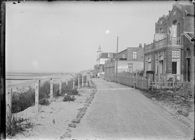GN5163 Kijkje op de Boulevard, met diverse hotels en villa's; ca. 1920