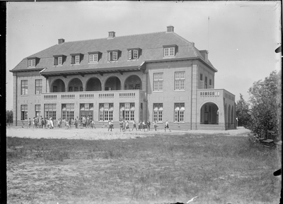 GN5167 Koloniehuis Naar Buiten; ca. 1920