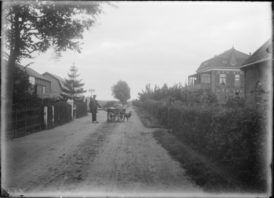 GN5178 Man met bokkenwagen, Izaak Snoei op hoek in de Goudhoekweg; ca. 1915