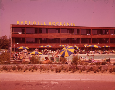 A0002 Op het terras en rond het zwembad van het Badhotel; ca. 1970