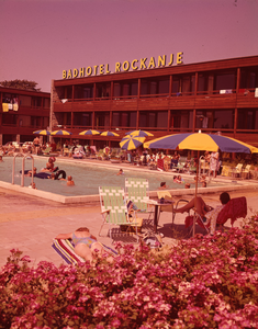 A0003 Op het terras en rond het zwembad van het Badhotel; ca. 1970