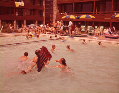 A0004 Op het terras en rond het zwembad van het Badhotel; ca. 1970