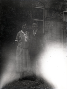 A1018 Een echtpaar poseert voor Villa Anna; ca. 1920