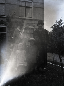A1019 Een jonge dame, een oudere dame en twee kinderen poseren voor Villa Anna; ca. 1920