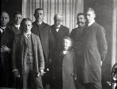 A1020 Een achttal heren poseert in Villa Anna; ca. 1920