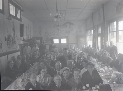 A1030 Groep mensen dineert in Café Dedert; ca. 1960