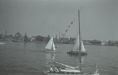 B1003 Een zeiltocht of Pinkstertocht met zeilbootje nabij Vlaardingen; ca. 1950