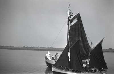 B1006 Een zeiltocht of Pinkstertocht met zeilbootje nabij Vlaardingen; ca. 1950