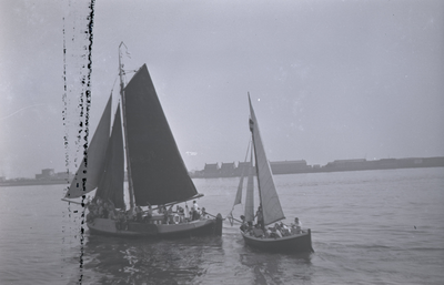 B1015 Een zeiltocht of Pinkstertocht met zeilbootje nabij Vlaardingen; ca. 1950