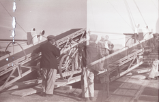B1027 Aan boord van het schip Tilly, het laden van het schip; ca. 1950