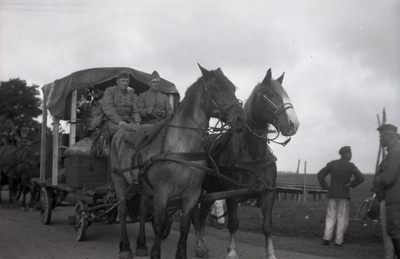 B1063 De mobilisatie - militairen leveren voorraden met paard en wagen ; Augustus 1939