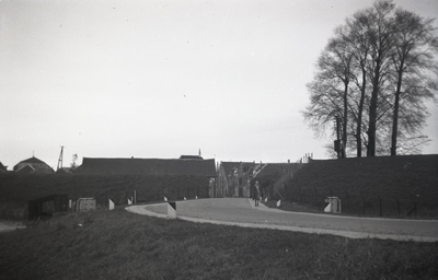 B1066 Gezicht op de wallen en de Kaaipoort; ca. 1950