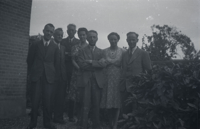 B1073 Groep onbekende personen in een tuin; ca. 1950