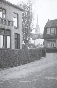B1077 Huis van Johan Been, op de achtergrond de kerk aan de Voorstraat; ca. 1950
