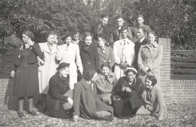 B1083 Groep personen (leerlingen HBS?); ca. 1950