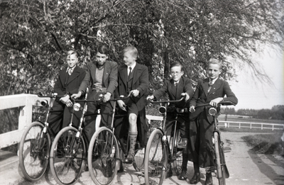 B1084 Een vijftal jongens op de fiets; ca. 1950