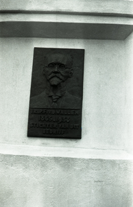 B1086 De gedenkplaat voor Pieter van der Wallen, de oprichter van de Kalkfabriek en gefusilleerd in de oorlog; 30 ...