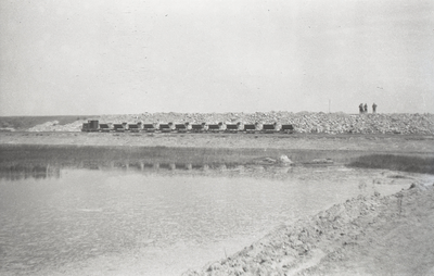 B1104 Afsluiting van de Brielse Maas, plaatsing van de Brielse Dam; 1950