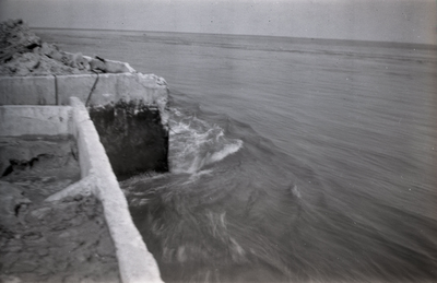 B1108 Afsluiting van de Brielse Maas, plaatsing van de Brielse Dam; 1950
