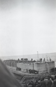 B1114 Afsluiting van de Brielse Maas, plaatsing van de Brielse Dam; 1950