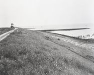 B1117 De Zeedijk van Oudenhoorn, met het lichtopstand; ca. 1960