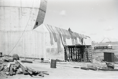 B1121 Aanleg van de Haringvlietdam - bouw van de pijler; ca. 1967