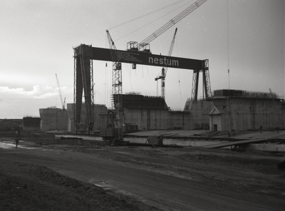 B1122 Aanleg van de Haringvlietdam - kraan van Nestum; ca. 1967