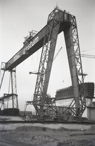 B1125 Aanleg van de Haringvlietdam - kraan van Nestum; ca. 1967