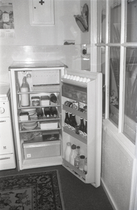 B1128 Een koelkast in een keuken; ca. 1965