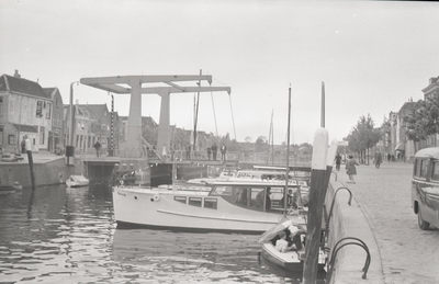 B1129 Zicht op het Maarland en de Julianabrug; ca. 1960