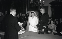B1136 Huwelijk tussen Piet de Hullu, 3e stuurman van de Koninklijke Rotterdamse Lloyd, en Elly Vlaspolder; 27-10-1950
