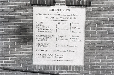 B1214 Herdenkingssteen van de bouw van het gemaal in Zuidland in 1891; ca. 1985