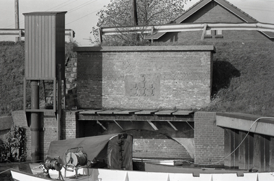 B1215 Herdenkingssteen van de sluis achter het gemaal in Zuidland; ca. 1985