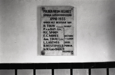 B1218 Plaquette ter herinnering aan de elekrificatie van het gemaal Hein in Hellevoetsluis.; 14 mei 1981