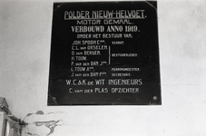 B1223 Plaquette ter herinnering aan de aanpassing tot motorgemaal van gemaal J.W. Hein in Nieuw-Helvoet; 14 mei 1981