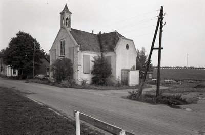 B1239 De Christelijk Gereformeerde Kerk te Rozenburg; ca. 1960