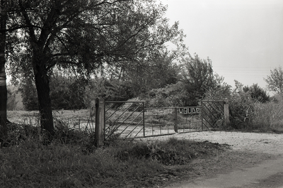 B1240 Het hek van de afgebroken boerderij Hogerwoude; 18 september 1984