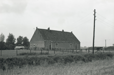 B1242 Aan de Gootseweg stond het 'Oude Hof', een typisch oud gebouw met zware muren. Op de achtergrond het dorp, gezien ...