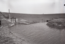 B1346 Het gebied rond de Bernisse voor de ontwikkeling tot recreatiegebied. Duiker onder de Bernisse Spuidijk aan de ...